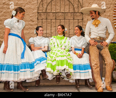 Guadalajara, Mexique, Charro femmes et hommes habillés en costume traditionnel au Club Lienzo Charro, Jalisco Banque D'Images