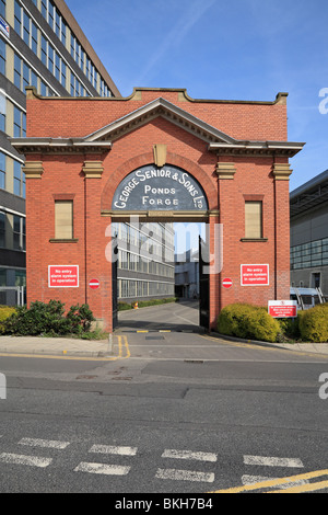 Entrée en brique rouge préservé porche pour George Senior & Fils fonderie de fer au Ponds Forge, Sheffield, South Yorkshire, Angleterre, Royaume-Uni. Banque D'Images