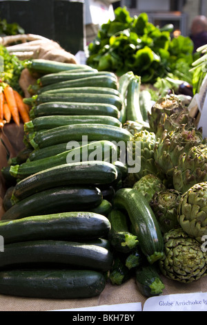 Les courgettes et les artichauts en vente à Borough Market, London Banque D'Images