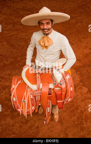 Guadalajara, Mexique, Charro ( Cowboy mexicain) holding sa selle en cuir sur mesure au Club Lienzo Charro, Jalisco Banque D'Images