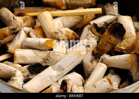 Cendrier plein de cigarettes jetées Banque D'Images