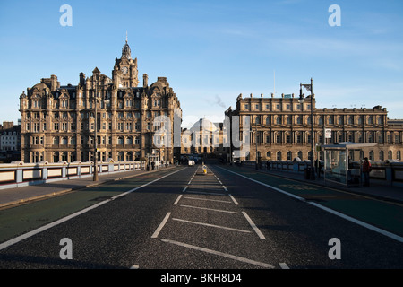 À la recherche d'Edimbourg sur l'Pont du Nord (vers l'Hôtel Balmoral et le vieux bâtiment GPO) sur un matin ensoleillé. Banque D'Images