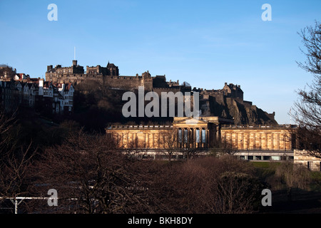 Un matin de printemps sur la galerie nationale d'Ecosse, avec le Château d'Édimbourg à l'arrière-plan Banque D'Images