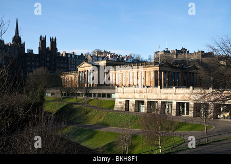 Un matin de printemps sur la galerie nationale d'Ecosse, avec le Château d'Édimbourg à l'arrière-plan Banque D'Images