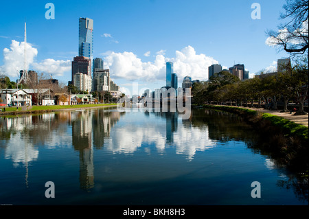 Yarra River entre la ville et le quartier de Southbank, Melbourne, Victoria, Australie. Banque D'Images