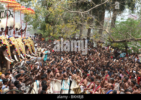 Thrissur pooram festival, célébré en avril/mai de chaque année, attirant un grand nombre de personnes partout dans le monde Banque D'Images