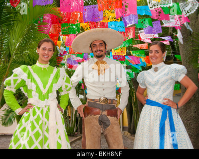 Guadalajara, Mexique, Charro femmes et homme habillé en costume traditionnel au Club Lienzo Charro, Jalisco Banque D'Images