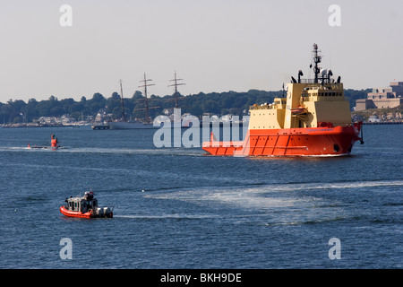 Carolyn Chouest MV tendres sous-marin des chalands, l'US Navy et de recherche sous-marin récupération NR-1. Le USCGC Eagle est également visible Banque D'Images