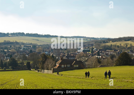 Grand angle de visualisation horizontal à travers les collines de Chiltern de vieux Amersham avec personnes à pied jusqu'à la colline sur une journée ensoleillée Banque D'Images