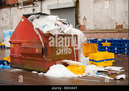 Ordures déborde d'aller au marché aux poissons de Grimsby UK Banque D'Images