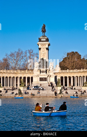 Le roi Alphonse XII memorial, Estanque Lake, le parc du Retiro, Madrid, Espagne Banque D'Images