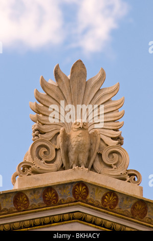 Antefix- palmette et Owl Banque D'Images