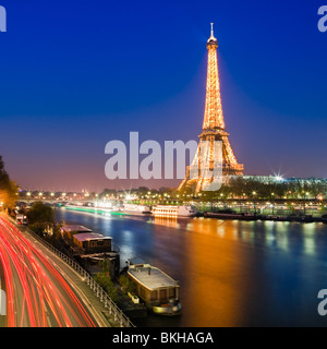 Heure bleue le long de la Seine à Paris sur la Tour Eiffel Banque D'Images