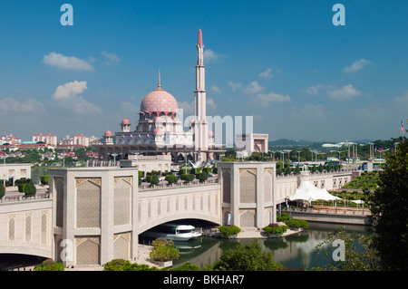 Mosquée de Putra et Putra Bridge à Malaysias nouvelle capitale moderne Putrajaya près de Kuala Lumpur Banque D'Images