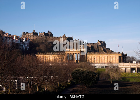 Un matin de printemps sur la galerie nationale d'Ecosse, avec le Château d'Édimbourg à l'arrière-plan Banque D'Images