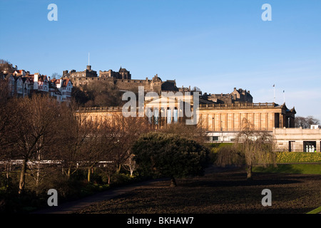 Un matin de printemps sur la galerie nationale d'Ecosse, avec le Château d'Édimbourg à l'arrière-plan Banque D'Images