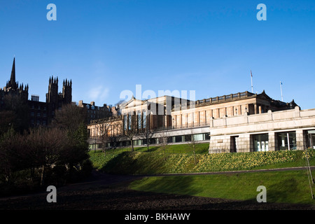 Un matin ensoleillé vue de la galerie nationale d'Ecosse sur la Butte à Édimbourg Banque D'Images