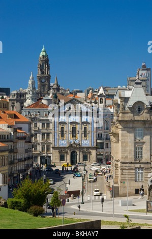 Au Portugal, la Costa Verde, Porto. L'Igreja dos Congregados et Torre dos Clérigos. la Praça Almeida Garrett Banque D'Images