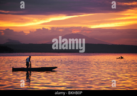 Pêcheur sur le lac Taal au lever du soleil ; l'Île du volcan ; Batangas, Philippines Banque D'Images