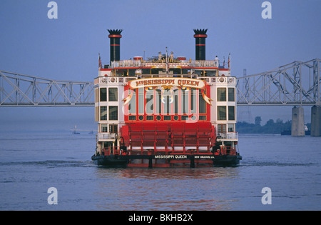 Le paddlewheel steamboat Mississippi Queen sur le fleuve Mississippi, près de la ville de Natchez, Mississippi. Banque D'Images