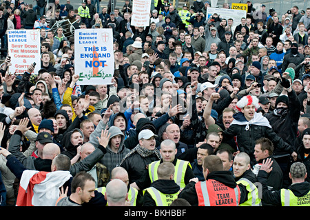 Démonstration de l'EDL à Redditch UK contre la construction d'une mosquée l'edl affirment être composée de gens contre l'extrémisme musulman, cependant Banque D'Images