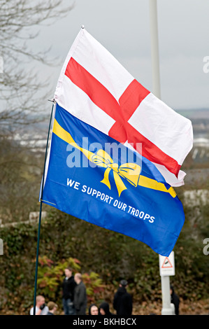 St Georges d'un drapeau qui se tient au-dessus d'un drapeau nous appuyons nos troupes à Dudley à un rassemblement de l'edl Banque D'Images