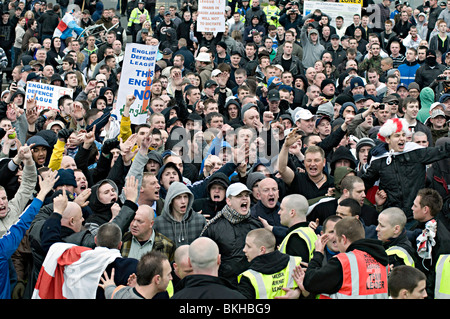 Démonstration de l'EDL à Redditch UK contre la construction d'une mosquée l'edl affirment être composée de gens contre l'extrémisme musulman, cependant Banque D'Images