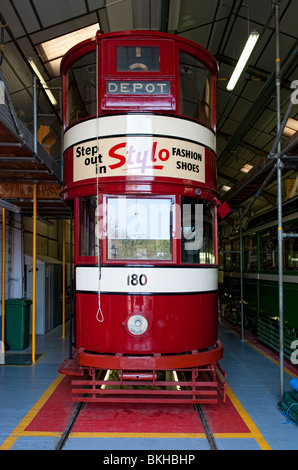 Dans le dépôt de tram au National Museum de Crich Tramway près de Matlock, Derbyshire Banque D'Images