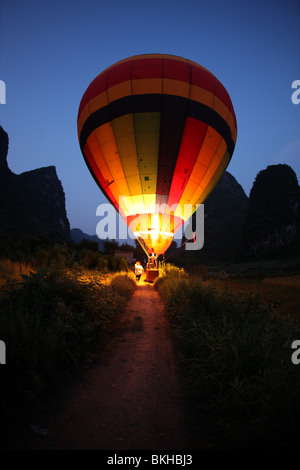 Hot Air Balloon juste après l'atterrissage de nuit Banque D'Images