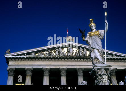 Athena Palace Palace, Fontaine d'Athéna, déesse grecque de la sagesse, le Parlement, de style renaissance, ville de Vienne, Autriche Banque D'Images