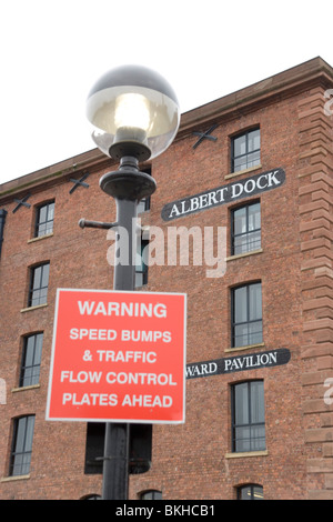 Attention Ralentisseurs signer en face de l'Albert Dock, Liverpool Banque D'Images