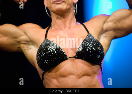 Détail d'un bodybuilder féminin au cours de la puissance juste fitness FIBO à Essen en Allemagne. Banque D'Images