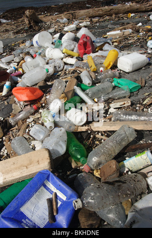 Les déchets marins, des bouteilles en plastique. Échoués , Chapmans extérieure Dorset. Janvier. Banque D'Images