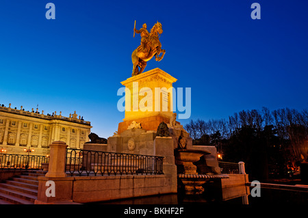 Felipe iv statue sur la Plaza de Oriente, Madrid, Espagne Banque D'Images