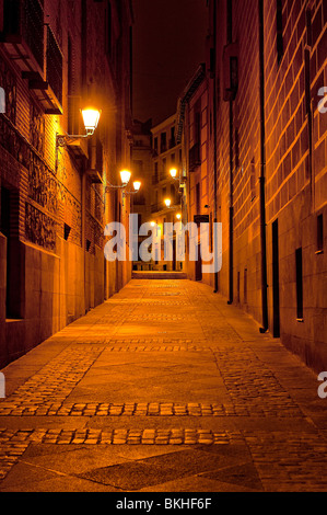 Ruelle éclairée par des lampadaires la nuit, Madrid, Espagne Banque D'Images