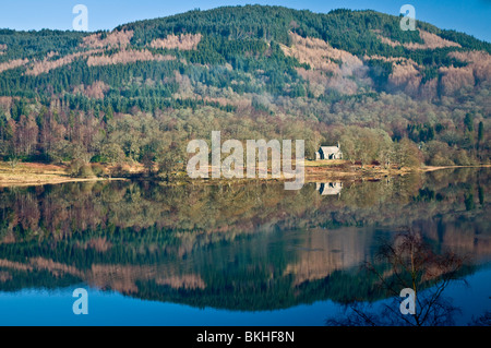 Réflexions sur le Loch Achray Trossachs du Duke's Pass nr Stirling en Écosse du District d'Aberfoyle Banque D'Images