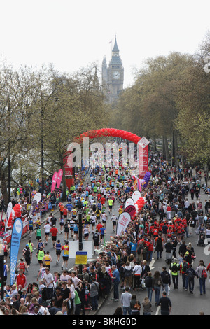 Marathon de Londres 2010 vierge - porteur de passer sous les 25 mile marker sur remblai sur la façon de Big Ben Banque D'Images