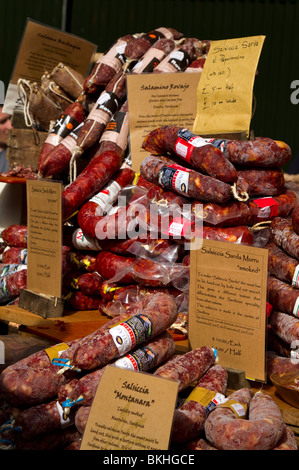 Saucisses séchées à vendre à Borough Market, London Banque D'Images