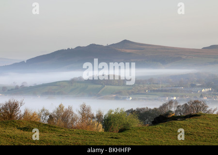 Une vue à l'aube de la colline connue sous le nom de Sharp Haw, qui se trouve juste à l'intérieur des limites du par national des Yorkshire Dales, près de Skipton dans le North Yorkshire Banque D'Images