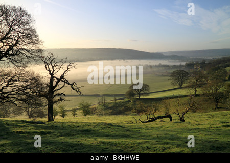 L'aube près de Cononley près de Skipton, et l'Aire Valley dans le North Yorkshire, England UK Banque D'Images