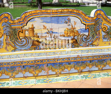 Carrelage majolique en cour, église de Santa Chiara, Spaccanapoli, Naples, Campanie, Italie Banque D'Images