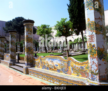 Majolica carrelage dans la cour, église de Santa Chiara, Spaccanapoli, Naples (Naples), Campanie, Italie Banque D'Images