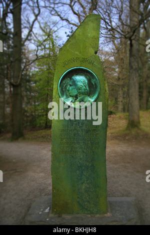 John Ruskin Monument sur Frier Crag Derwent Water Banque D'Images