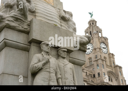 Mémorial aux héros de la pièce de moteur marin à Pier Head avec Liver Building derrière, Liverpool Banque D'Images