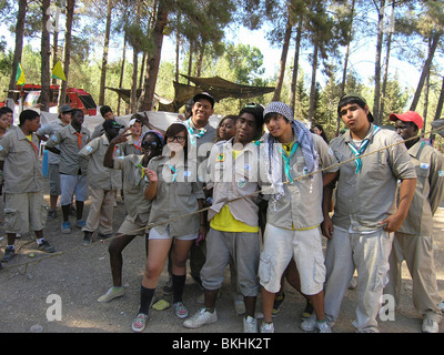 Israël, Tel Aviv, Quartier Shapira, les enfants de travailleurs immigrés et enfants israéliens dans le mouvement de jeunesse Les Scouts Banque D'Images