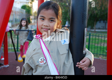 Israël, Tel Aviv, Quartier Shapira, les enfants de travailleurs immigrés et enfants israéliens dans le mouvement de jeunesse Les Scouts Banque D'Images
