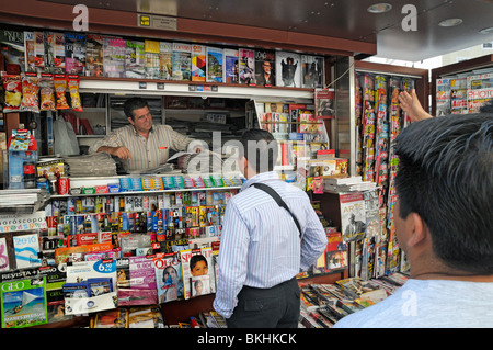 Kiosque dans le centre de Madrid, Espagne Banque D'Images