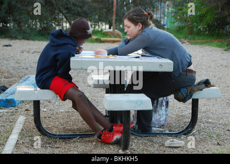 Israël, Tel Aviv, Quartier Shapira, un centre d'apprentissage où les jeunes Israéliens se portent volontaires pour aider les enfants du travailleur Banque D'Images