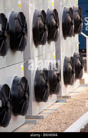 Unités de climatisation extérieur monté sur le serveur informatique du bâtiment. Banque D'Images