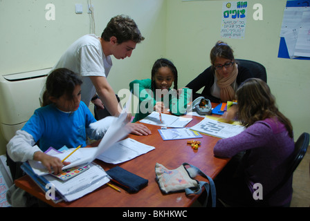 Israël, Tel Aviv, Quartier Shapira, un centre d'apprentissage où les jeunes Israéliens se portent volontaires pour aider les enfants du travailleur Banque D'Images